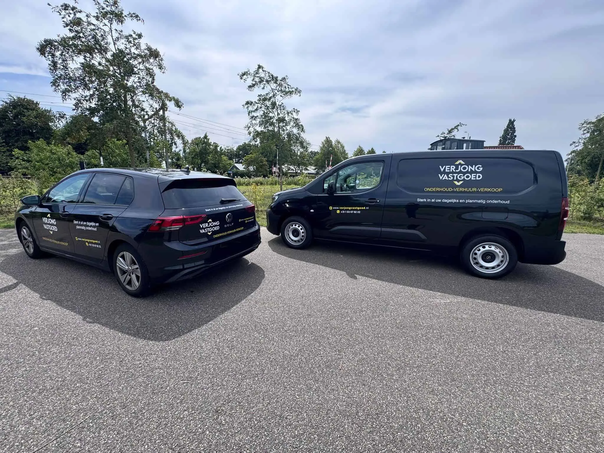 2 auto's van de zijkant staan geparkeerd van het vastgoedonderhoudbedrijf Verjong Vastgoed