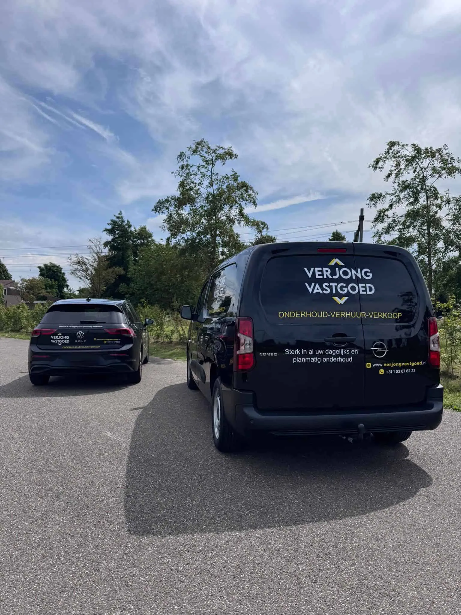 Bedrijfsauto’s van lekdetectie specialist onderweg naar een woning